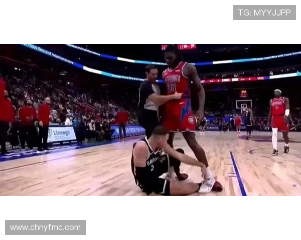 上演篮球动作于帕梅卡诺争抢中用手捞球遭黄牌引热议风波再起场面